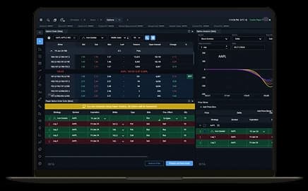 MacBook Proの画面には、リアルタイムの市場チャートや取引ツールを備えた先物取引プラットフォームのインターフェースが表示されている。
